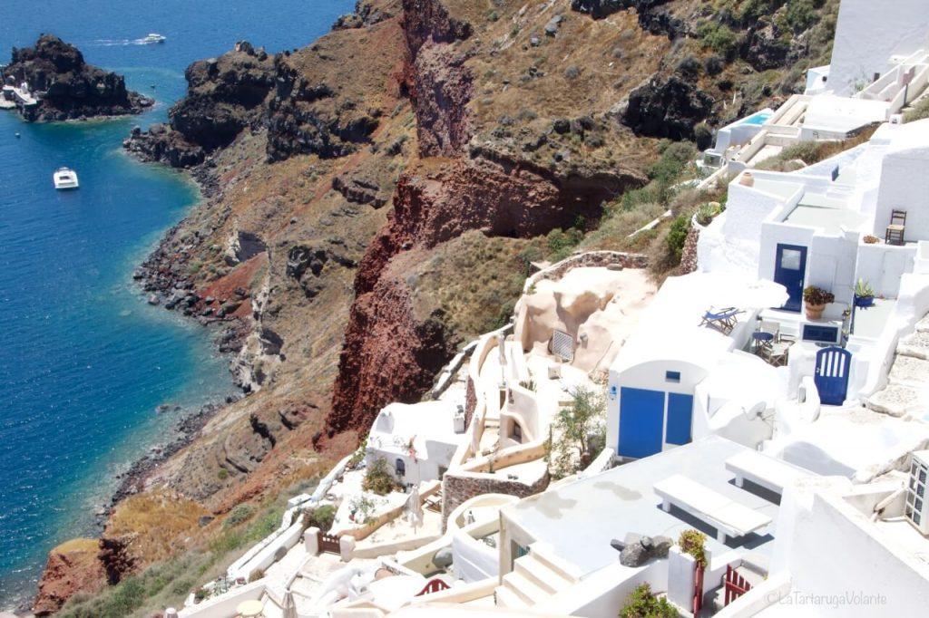 come organizzare un viaggio a Santorini e le case in discesa